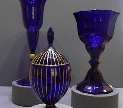 Vase und Pokale aus kobaltblauem Farbglas - Josephinenhtte, Entwurf von Alexander Pfohl