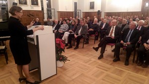 Museumshistorikerin Frau Dr. Jutta Pauli hlt in der Aula die Laudatio zur Erffnung des Glasmuseums